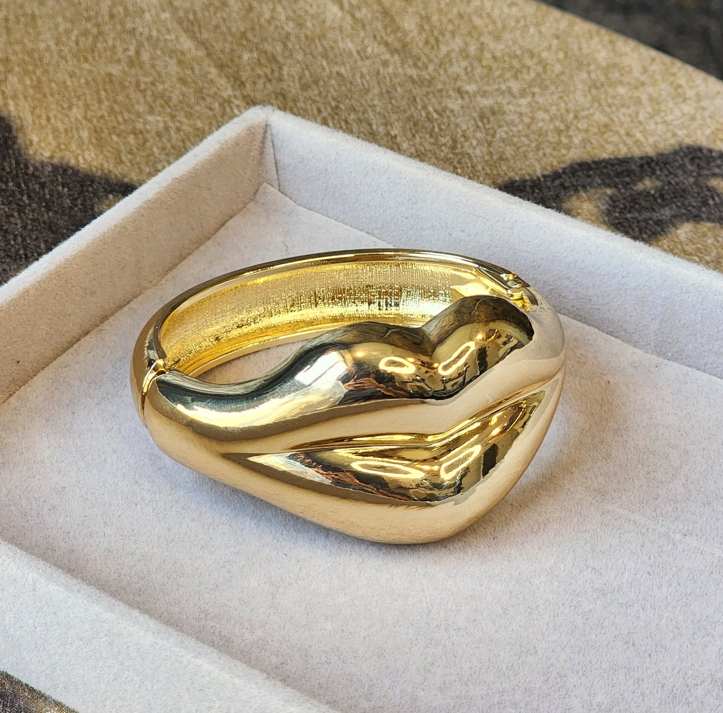 Lips cuff