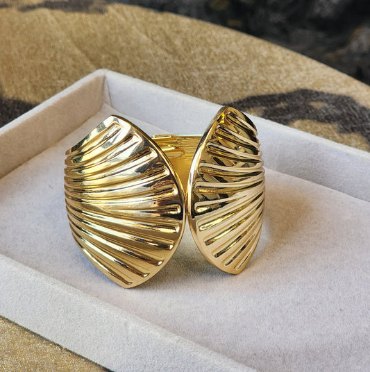 Shell cuff