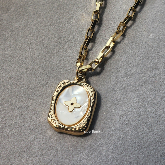 Vintage style pendant with chain